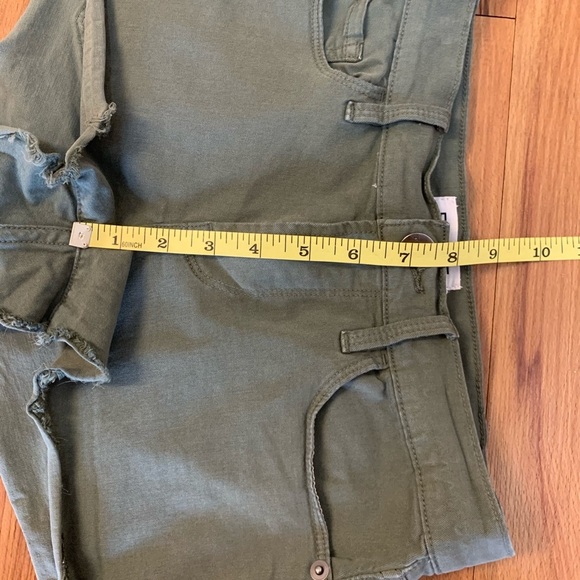 FRAME Denim Le Cutoff Raw Hem Platoon Shorts - Picture 11 of 11